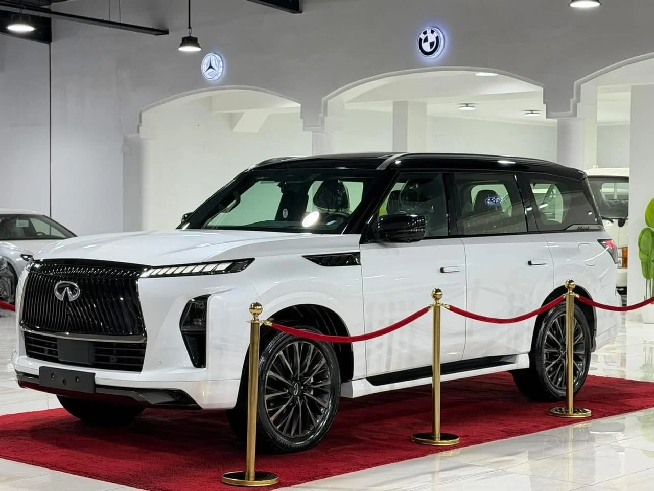 إنفينيتي QX80 بيضاء