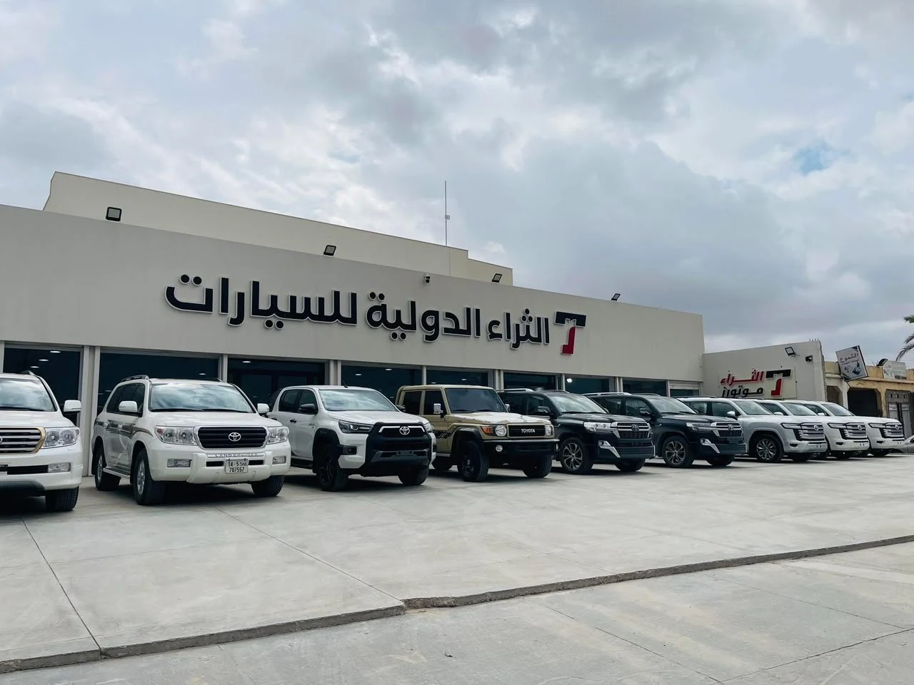 واجهة شركة الثراء الدولية للسيارات على طريق المطار بمصراتة